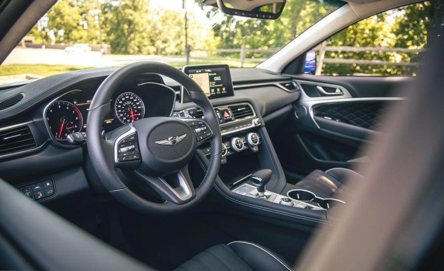 Интерьер Genesis G70 2.0T 2018 года  (NA) (фото 17 из 44)